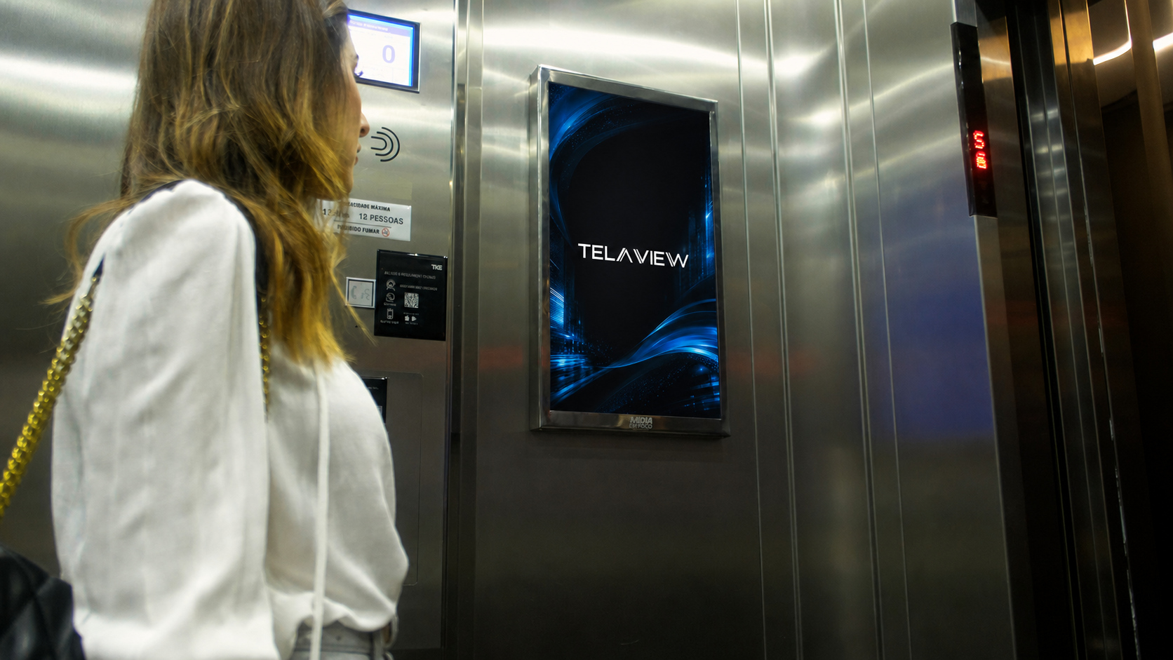 Tela TelaView instalada no elevador do The Place